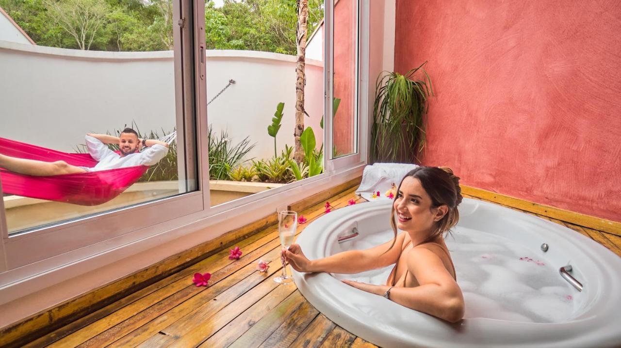 Hotel Boutique Frangipani Brotas Luaran gambar A woman relaxing in a hot tub