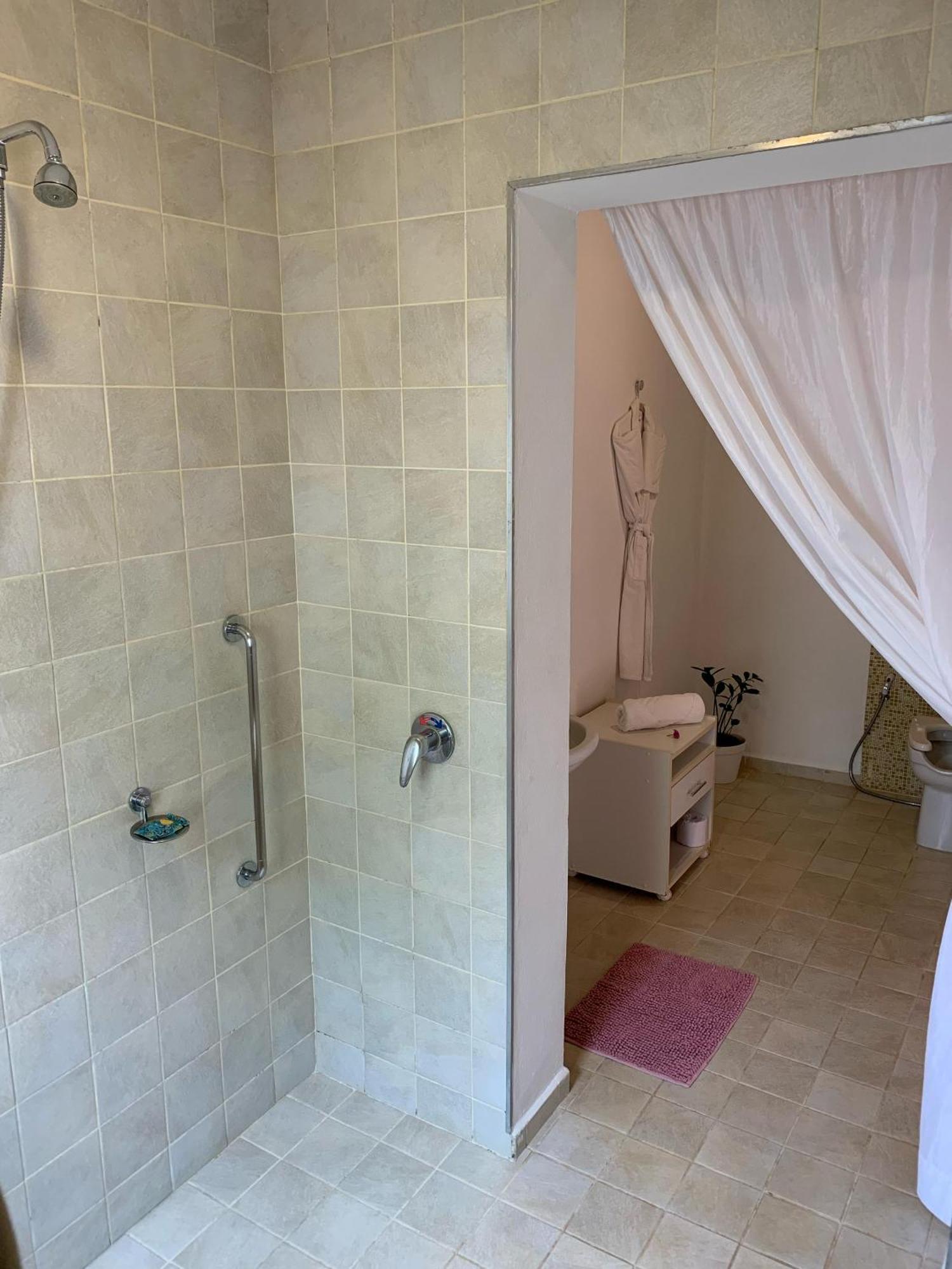 Hotel Boutique Frangipani Brotas Luaran gambar A shower cubicle